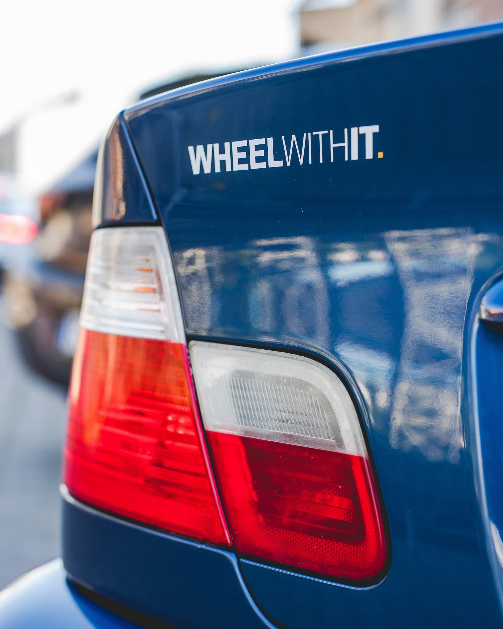 Biała naklejka na samochód WWIT 15×2cm