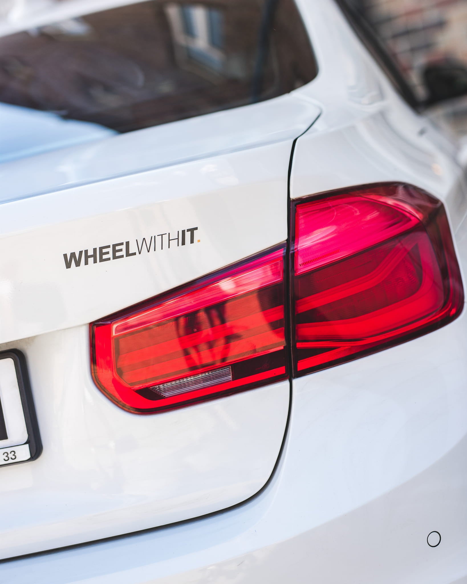 Czarna naklejka na samochód WWIT 15×2cm