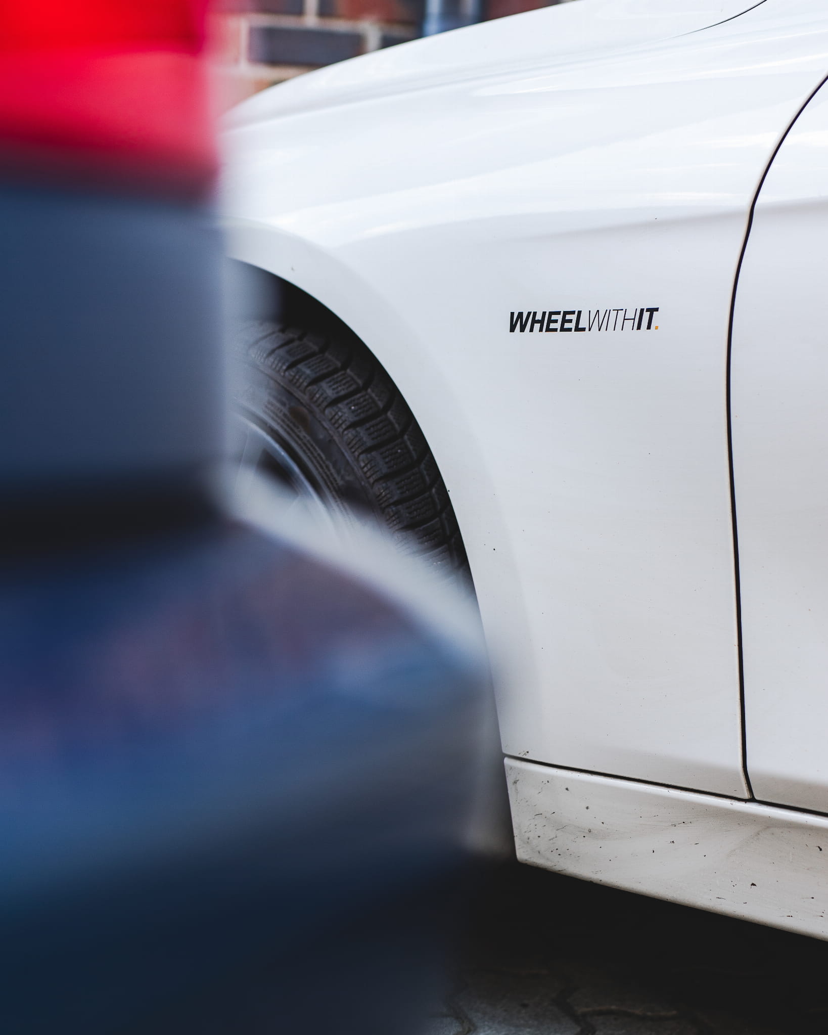 Czarna naklejka na samochód WWIT 15×2cm