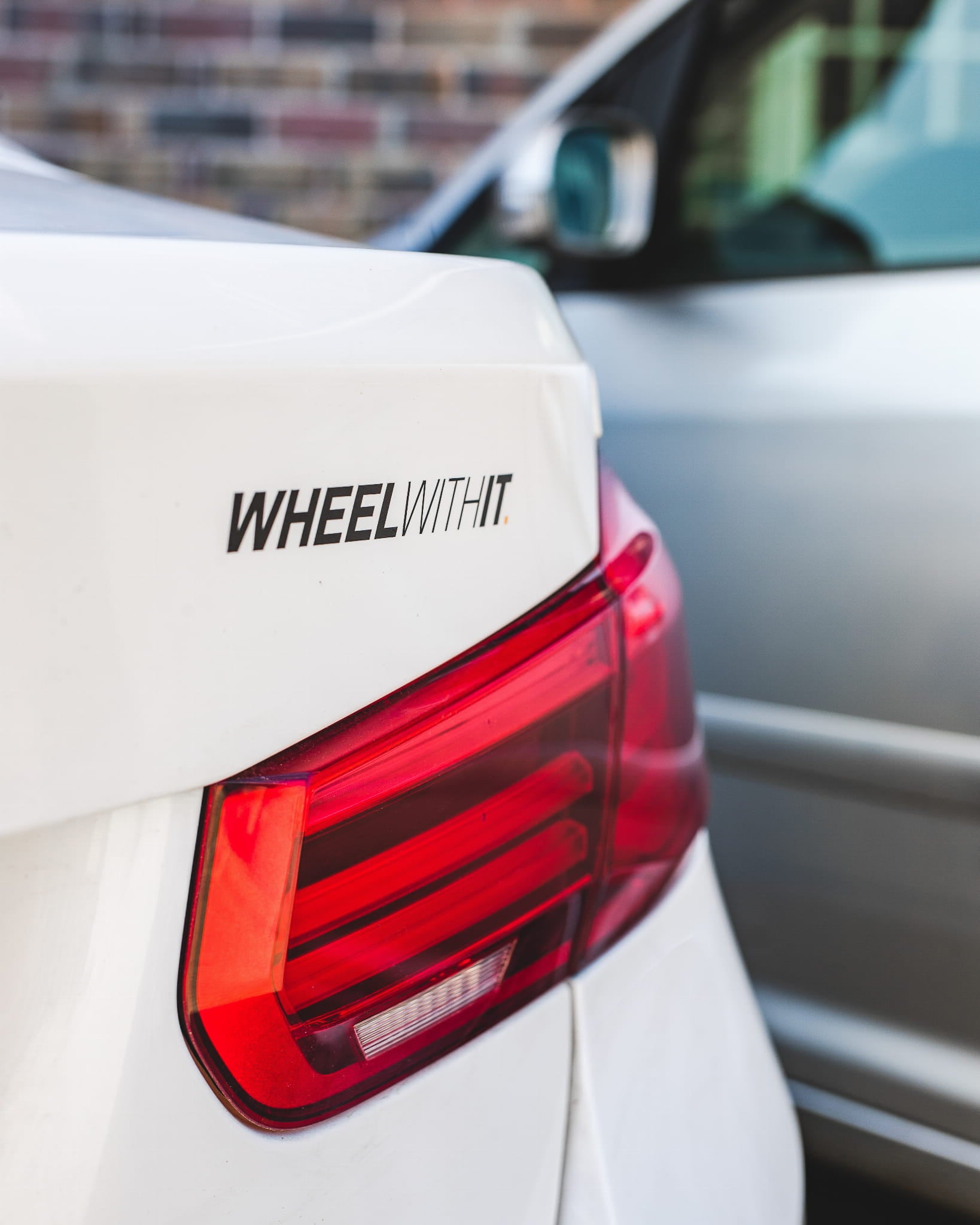 Czarna naklejka na samochód WWIT 15×2cm