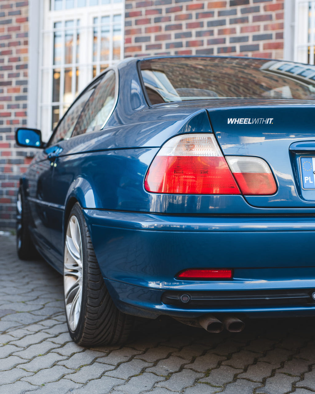 Biała naklejka na samochód WWIT 15×2cm